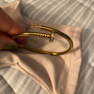 Bangle in gold color and small crystal